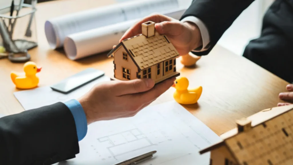 agent nieruchomości w biurze